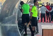 محرومیت داور مصری پس از لغو گل با تلفن همراه