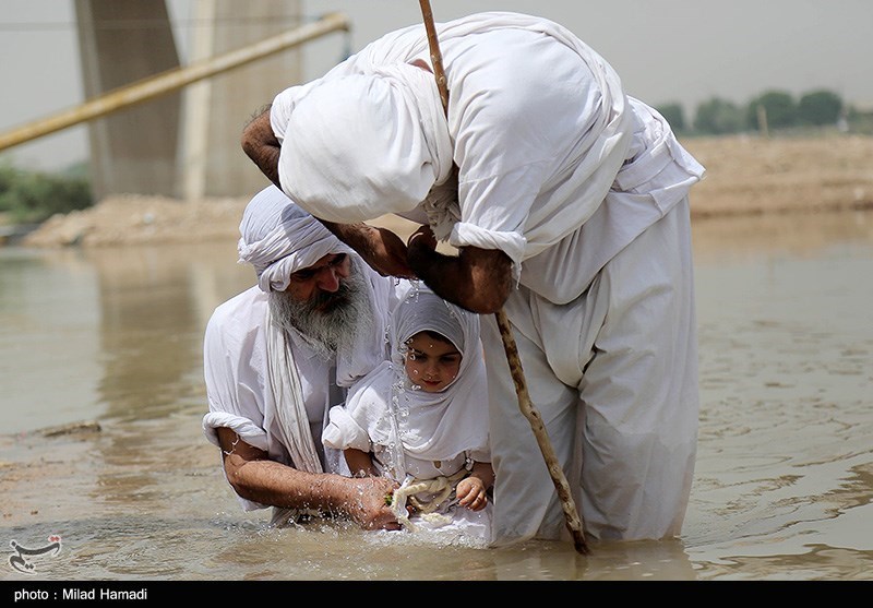 غسل تعمید کودکان مندایی در اهواز