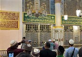 نزدیک شدن و لمس ضریح پیامبر(ص) همچنان ممنوع است