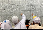حجاج بار دیگر شیطان را در سرزمین منا سنگباران کردند
