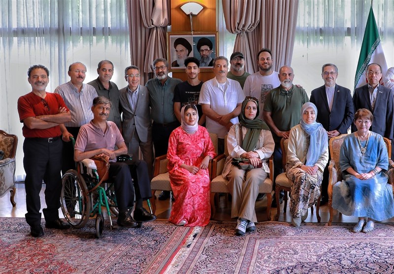 اهدای تندیس شهید دریاقلی به شهردار هیروشیما