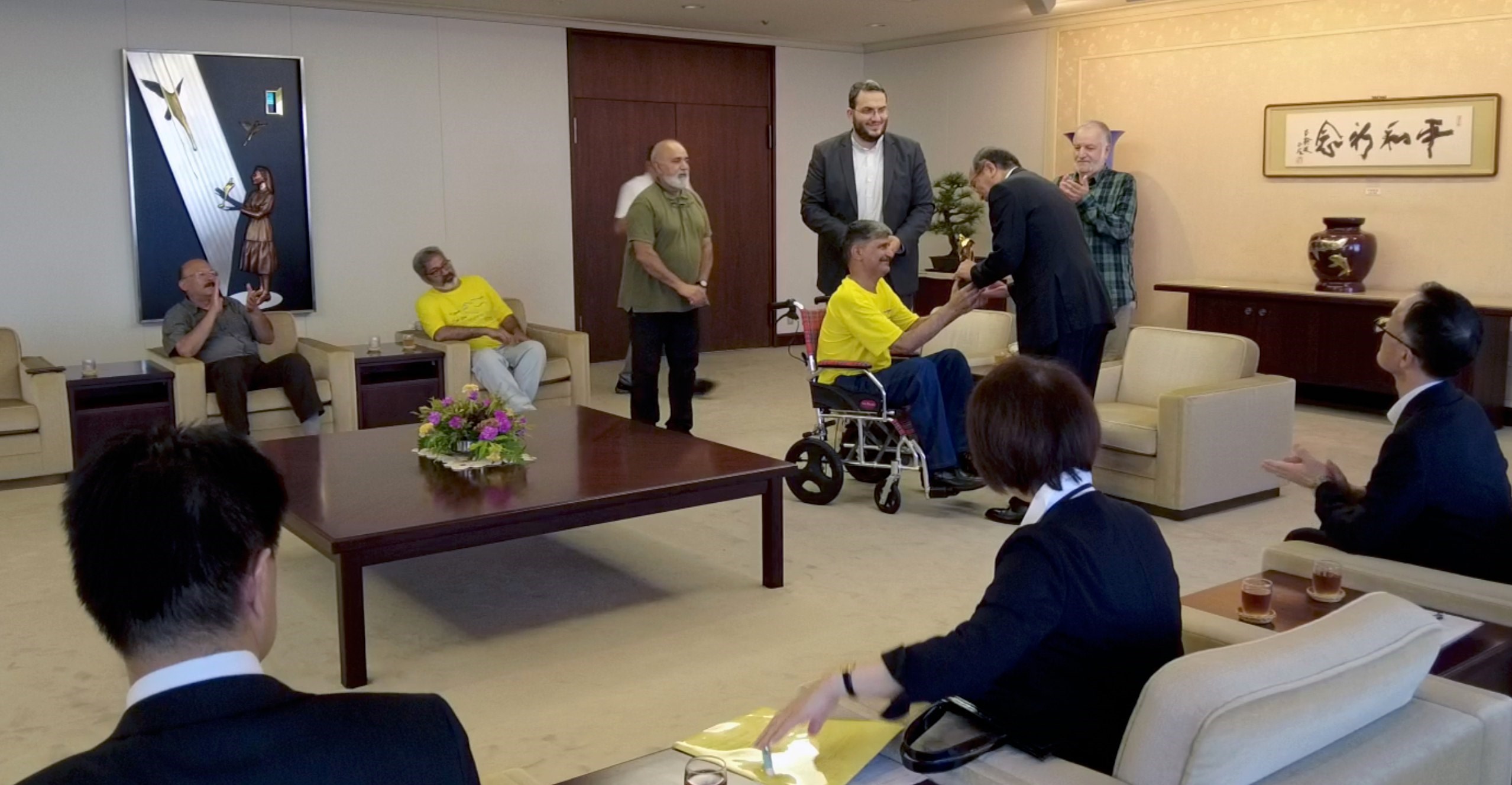 اهدای تندیس شهید دریاقلی به شهردار هیروشیما