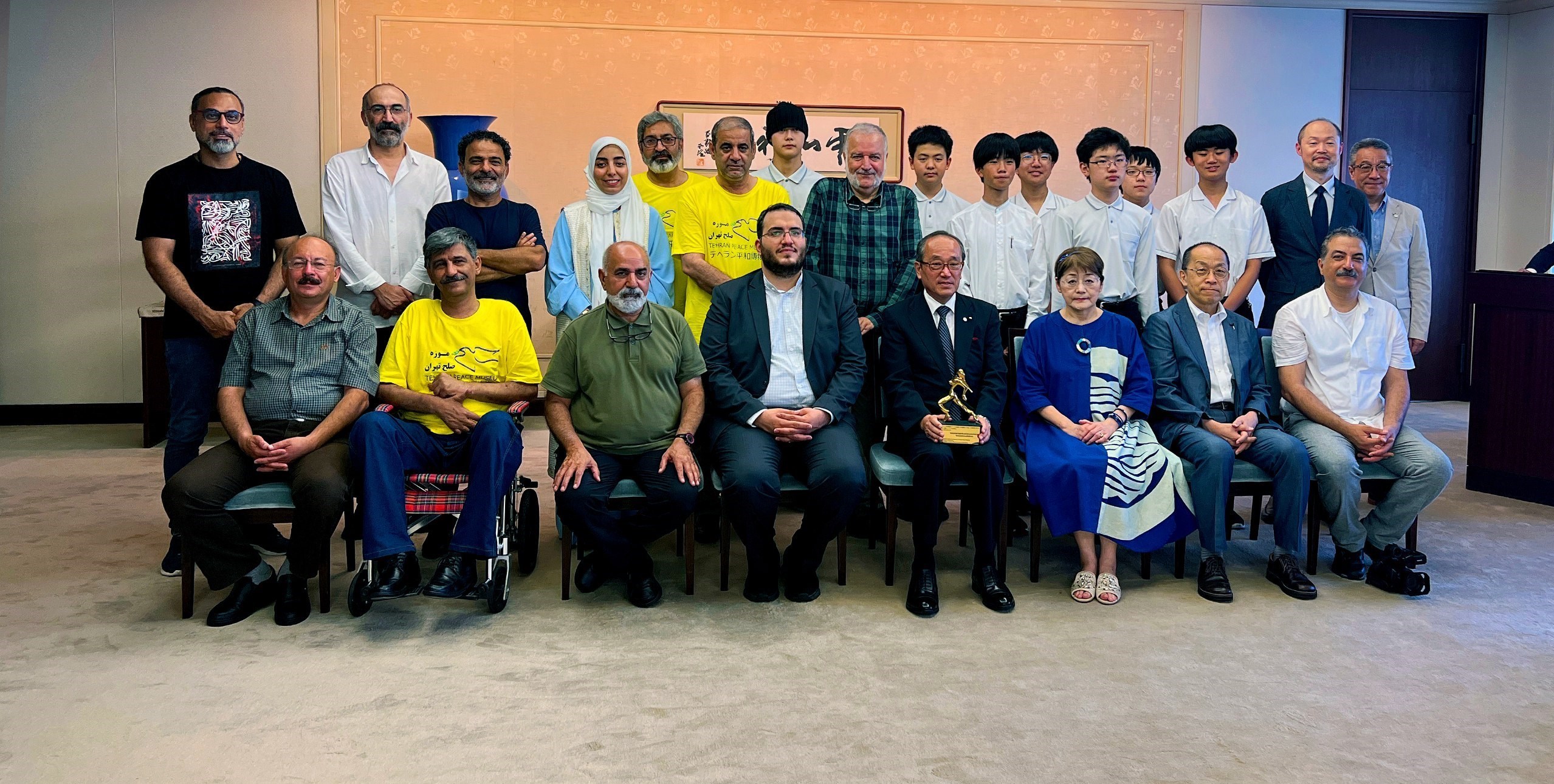 اهدای تندیس شهید دریاقلی به شهردار هیروشیما