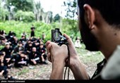 یکی از اساتید در حال آموزش دادن کار با قطب نمای نظامی M2 روسی و جهت یابی در جنگل است از دیگر آموزش های دوره ویژه و بین المللی زندگی در شرایط سخت و بقاء در طبیعت  آموزش  کار جی پی اس ، نقشه خوانی و گرا دهی است.