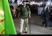 مسيرة زوار الأربعين الحسيني ليلاً في الطريق من النجف إلى كربلاء