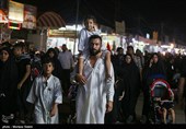 مسيرة زوار الأربعين الحسيني ليلاً في الطريق من النجف إلى كربلاء
