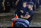 مسيرة زوار الأربعين الحسيني ليلاً في الطريق من النجف إلى كربلاء
