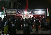 مسيرة زوار الأربعين الحسيني ليلاً في الطريق من النجف إلى كربلاء