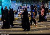 مسيرة زوار الأربعين الحسيني ليلاً في الطريق من النجف إلى كربلاء