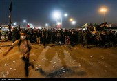 مسيرة زوار الأربعين الحسيني ليلاً في الطريق من النجف إلى كربلاء