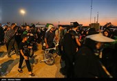 مسيرة زوار الأربعين الحسيني ليلاً في الطريق من النجف إلى كربلاء