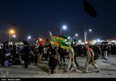 مسيرة زوار الأربعين الحسيني ليلاً في الطريق من النجف إلى كربلاء