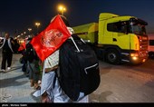 مسيرة زوار الأربعين الحسيني ليلاً في الطريق من النجف إلى كربلاء