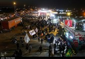 مسيرة زوار الأربعين الحسيني ليلاً في الطريق من النجف إلى كربلاء