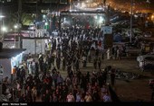 مسيرة زوار الأربعين الحسيني ليلاً في الطريق من النجف إلى كربلاء