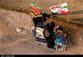 مسيرة زوار الأربعين الحسيني ليلاً في الطريق من النجف إلى كربلاء