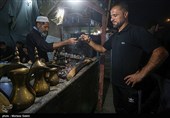 مسيرة زوار الأربعين الحسيني ليلاً في الطريق من النجف إلى كربلاء