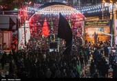 مسيرة زوار الأربعين الحسيني ليلاً في الطريق من النجف إلى كربلاء