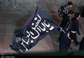 مسيرة زوار الأربعين الحسيني ليلاً في الطريق من النجف إلى كربلاء