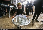 مسيرة زوار الأربعين الحسيني ليلاً في الطريق من النجف إلى كربلاء