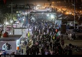 مسيرة زوار الأربعين الحسيني ليلاً في الطريق من النجف إلى كربلاء