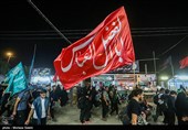 مسيرة زوار الأربعين الحسيني ليلاً في الطريق من النجف إلى كربلاء