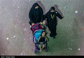 مسيرة زوار الأربعين الحسيني ليلاً في الطريق من النجف إلى كربلاء