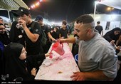مسيرة زوار الأربعين الحسيني ليلاً في الطريق من النجف إلى كربلاء
