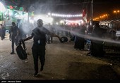 مسيرة زوار الأربعين الحسيني ليلاً في الطريق من النجف إلى كربلاء