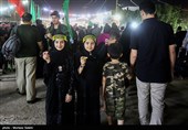 مسيرة زوار الأربعين الحسيني ليلاً في الطريق من النجف إلى كربلاء