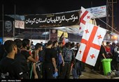 مسيرة زوار الأربعين الحسيني ليلاً في الطريق من النجف إلى كربلاء