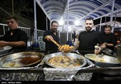 مسيرة زوار الأربعين الحسيني ليلاً في الطريق من النجف إلى كربلاء