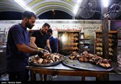 مسيرة زوار الأربعين الحسيني ليلاً في الطريق من النجف إلى كربلاء