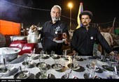 مسيرة زوار الأربعين الحسيني ليلاً في الطريق من النجف إلى كربلاء