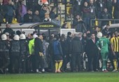 جنجال‌های جدید در فوتبال ترکیه؛ از شکستن بینی داور تا بیرون کشیدن تیم + عکس
