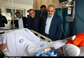 معاون رئیس جمهور از مجروحان انفجار تروریستی کرمان عیادت کرد + تصویر
