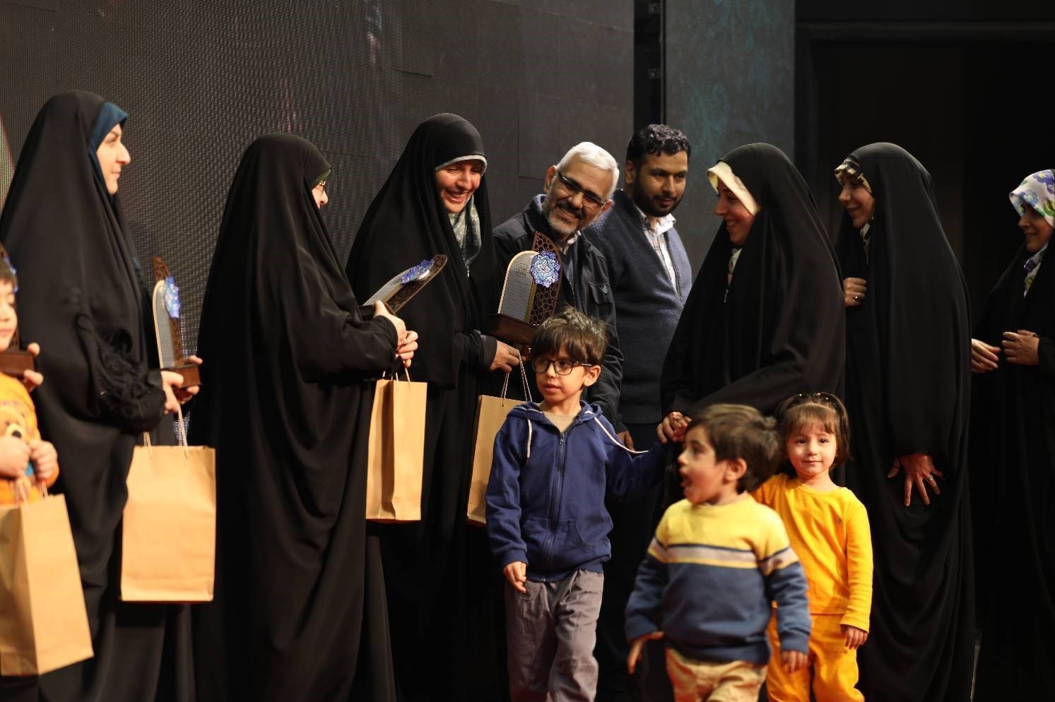 زنان و خانواده , زنان , معاونت امور زنان و خانواده , خانواده , زبان مادری , 