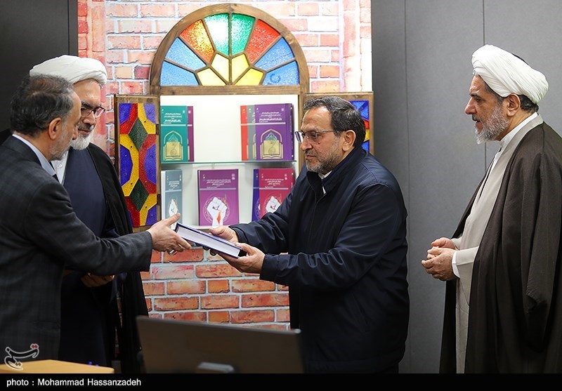 رونمایی از مجموعه مقالات همایش شهید سلیمانی و مکتب انتظار و نظریه انتظار در اندیشه آیت‌الله خامنه‌ای