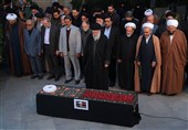 اقامه نماز رهبر معظم انقلاب بر پیکر آیت‌الله امامی کاشانی