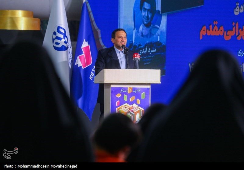 مراسم تجلیل از نویسنده کتاب مرد ابدی