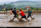 مردم نکا با برپایی فوتبال در شالیزار پرچم ایران را برافراشتند