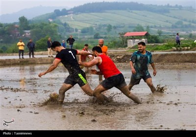 مردم نکا با برپایی فوتبال در شالیزار پرچم ایران را برافراشتند