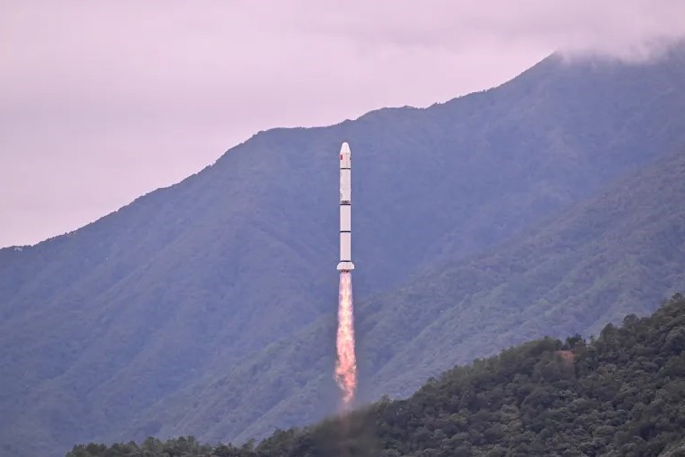 چین با پرتاب ماهواره‌های جدید رقابت فضایی را داغ‌تر کرد