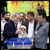 حضور مسعود پزشکیان نامزد چهاردهمین دوره ریاست‌جمهوری در بیمارستان فیروزآبادی شهرری