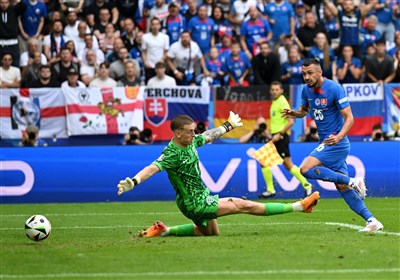 انگلیس نیمه اول را به اسلواکی باخت