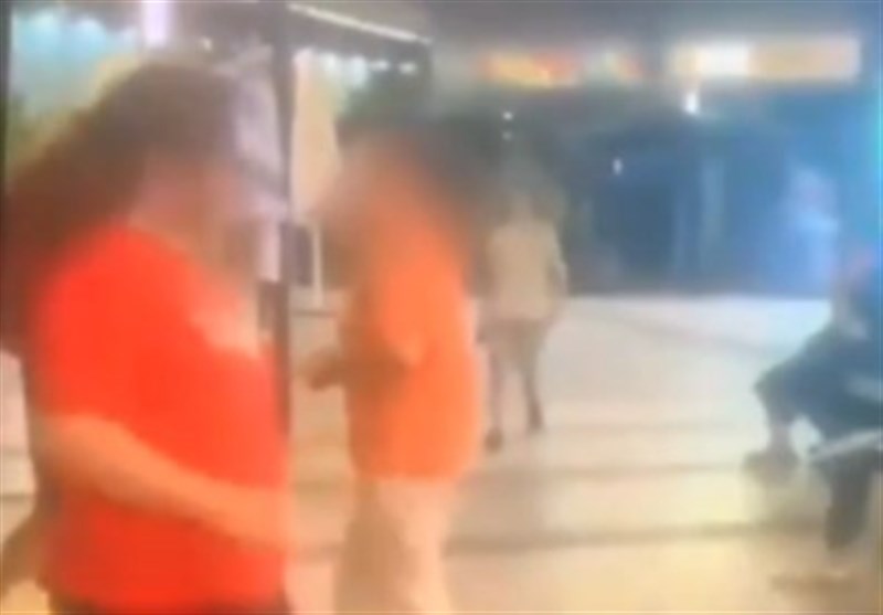 מעצרו של מפגינת שמאל בפתח תקווה