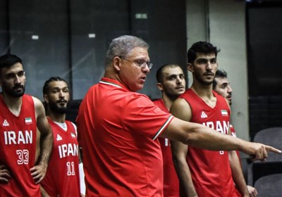 سرمربی یونانی تیم ملی بسکتبال وارد تهران شد