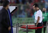 برخورد با داور VAR بله؛ برخورد با داور وسط نه! + فیلم