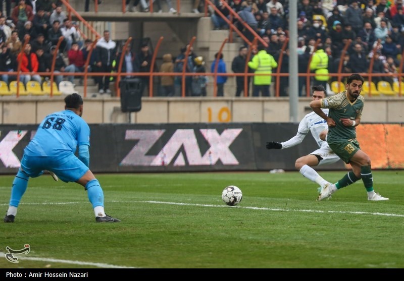 دیدار تیم‌های فوتبال شمس آذر با استقلال
