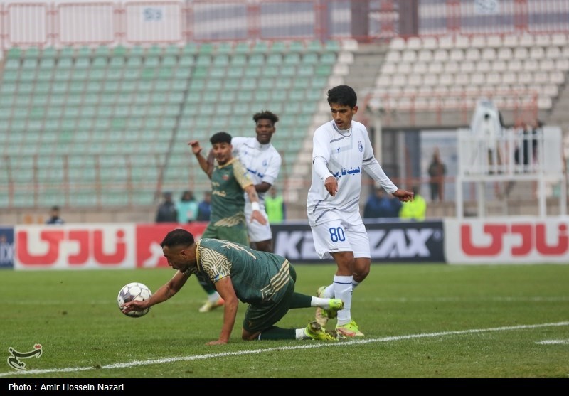 دیدار تیم‌های فوتبال شمس آذر با استقلال